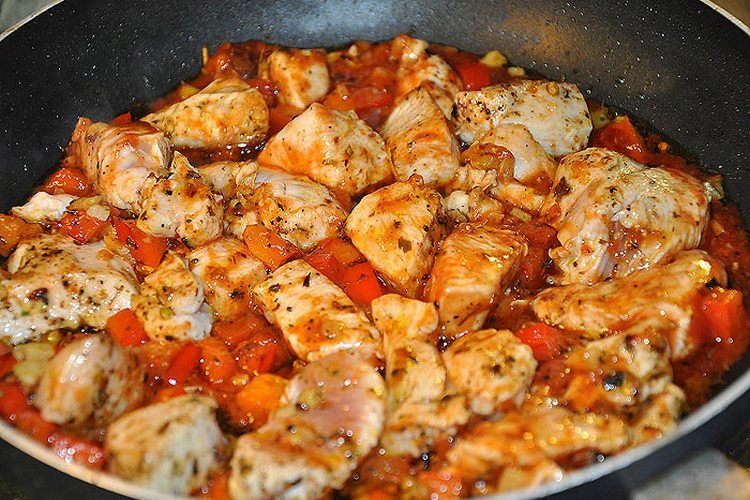 Тушеная куриная грудка с помидорами