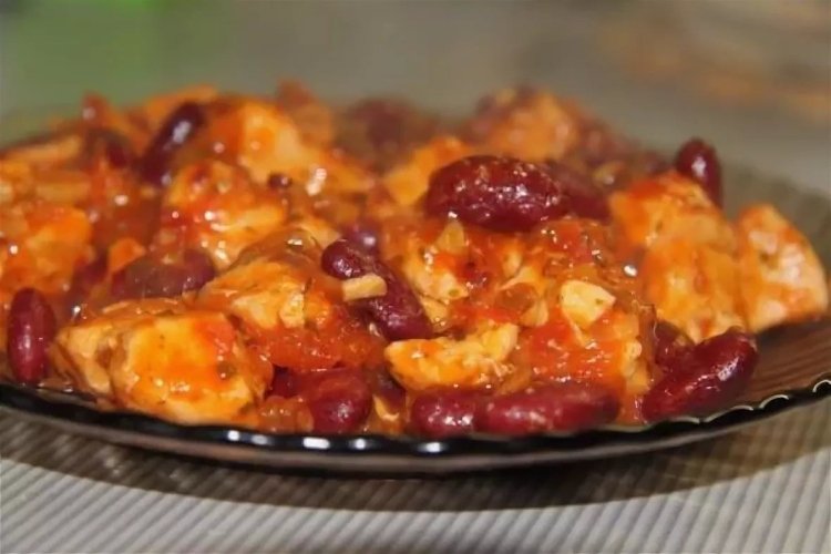 Куриная грудка с фасолью на сковороде