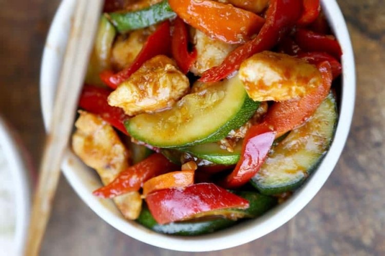 Куриная грудка с овощами