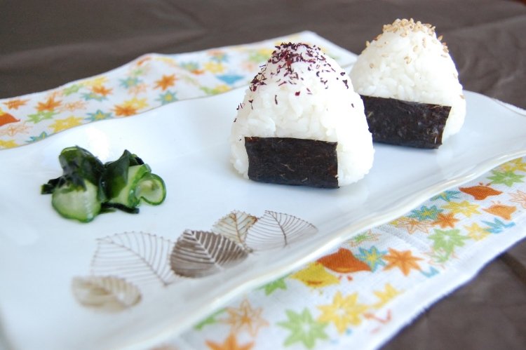 Онигири со свежим тунцом