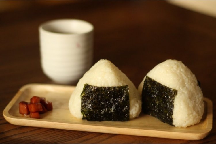 Онигири с огурцом и дайконом