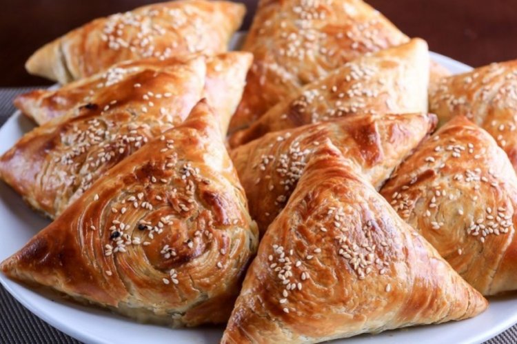 Самса из слоеного теста с фаршем