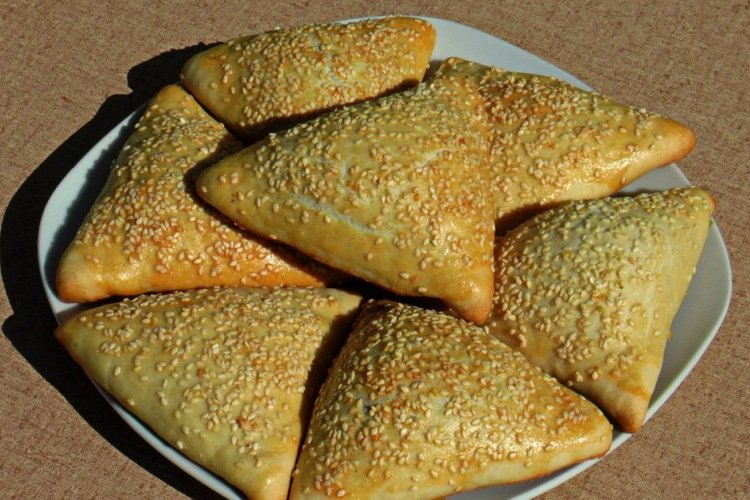 Самса с сыром и зеленью