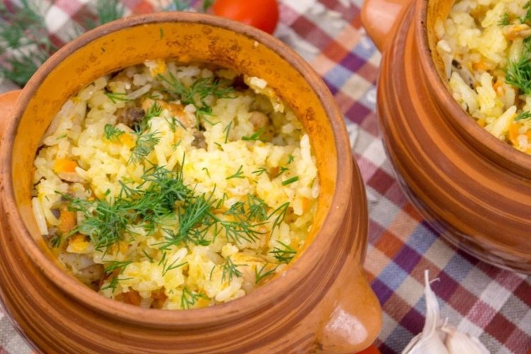 Куриная грудка с рисом в горшочках