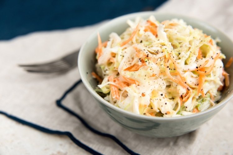 Салат Коул Слоу с персиковым соком