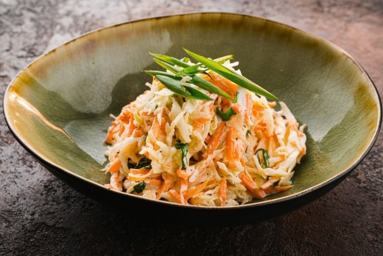 Салат Коул Слоу с лимонным соком