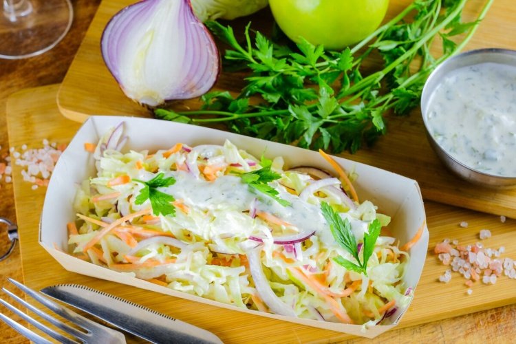 Коул Слоу с яблоком