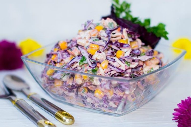 Салат Коул Слоу с кукурузой
