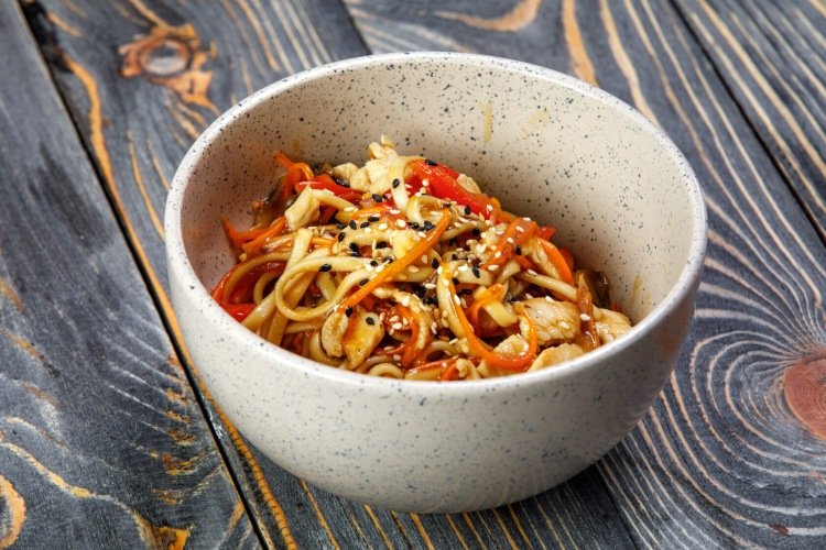 Удон с курицей, баклажанами и корейской морковью