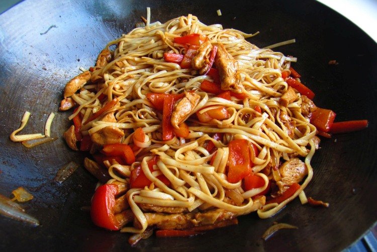 Удон с курицей и соусом терияки