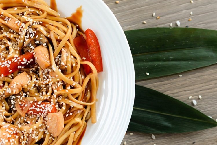 Удон с курицей и болгарским перцем