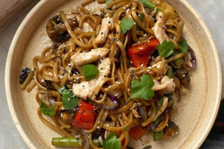 Удон с курицей и шампиньонами