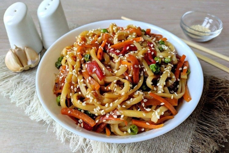 Удон с курицей, зеленым горошком и помидорами