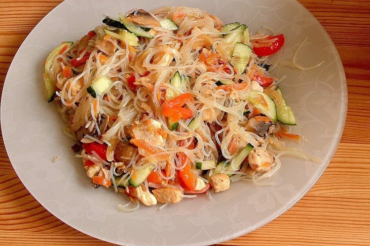 Салат с фунчозой и куриной грудкой