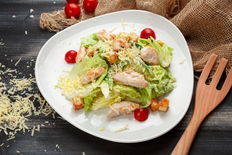 Салат «Цезарь» с куриной грудкой