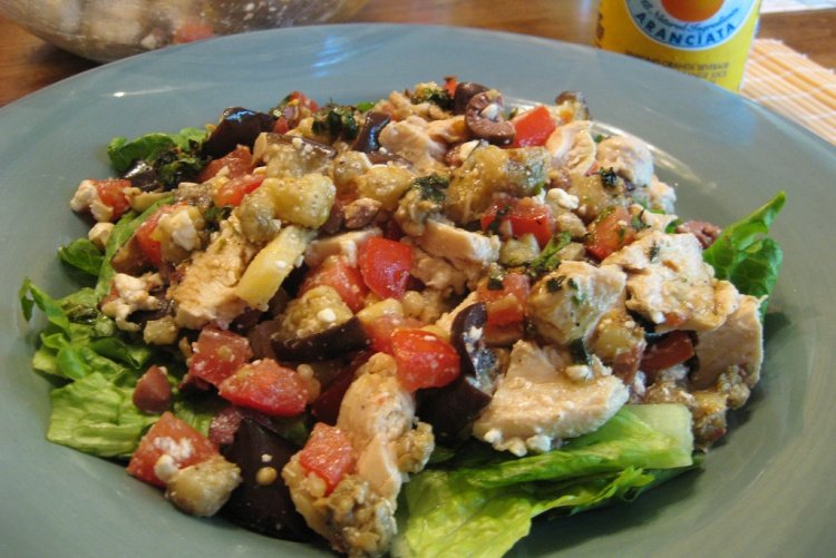 Салат с куриной грудкой и баклажанами