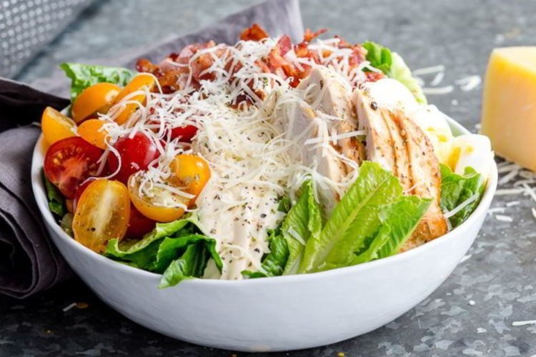 Салат с куриной грудкой, помидорами и беконом