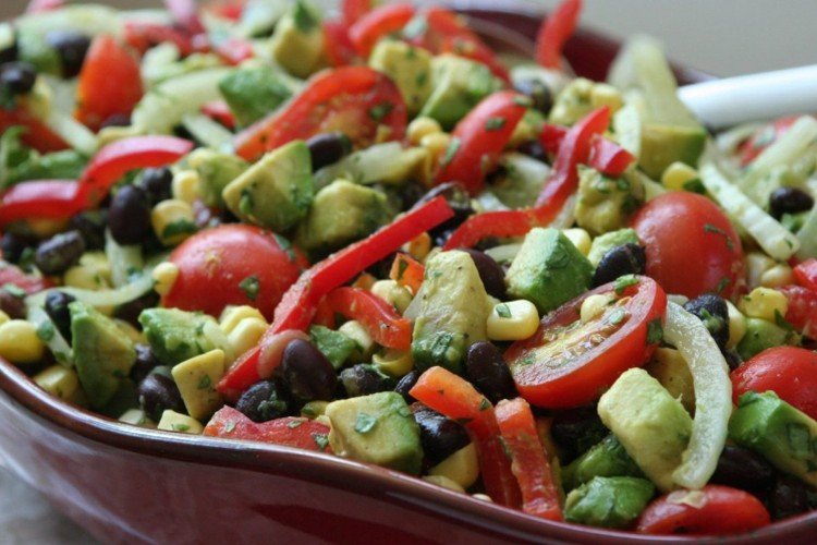 Салат с фасолью и авокадо