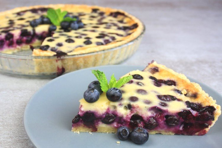 Пирог с ягодами и сметанной заливкой