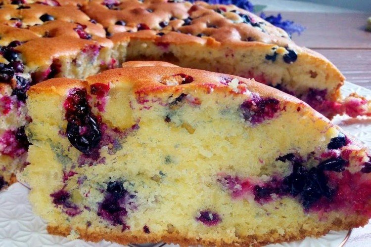 Пирог на сгущенке с ягодами