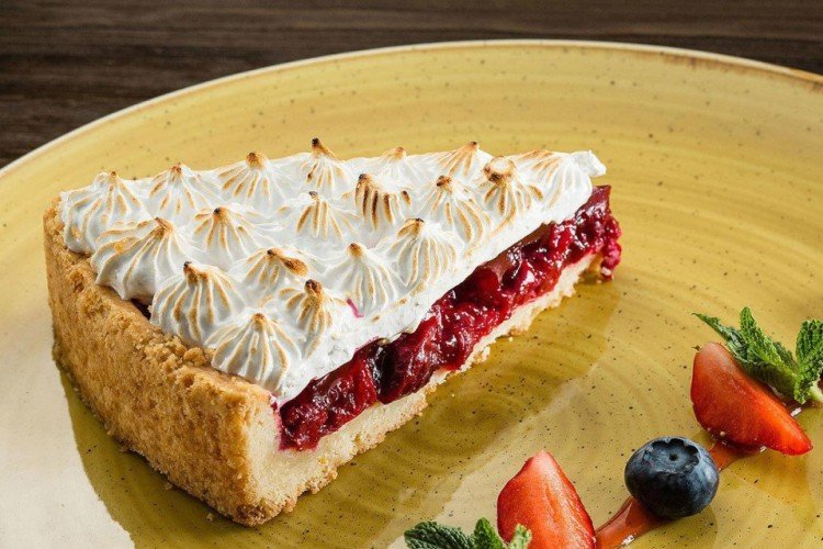 Пирог с ягодами и взбитыми белками