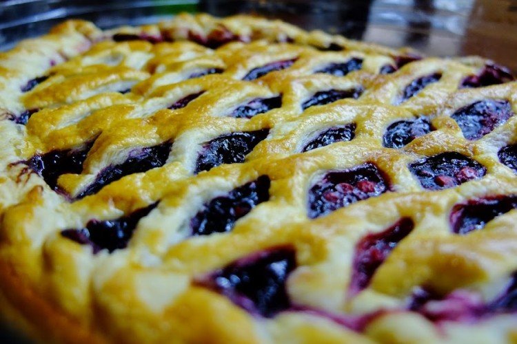 Пирог из слоеного теста с ягодами