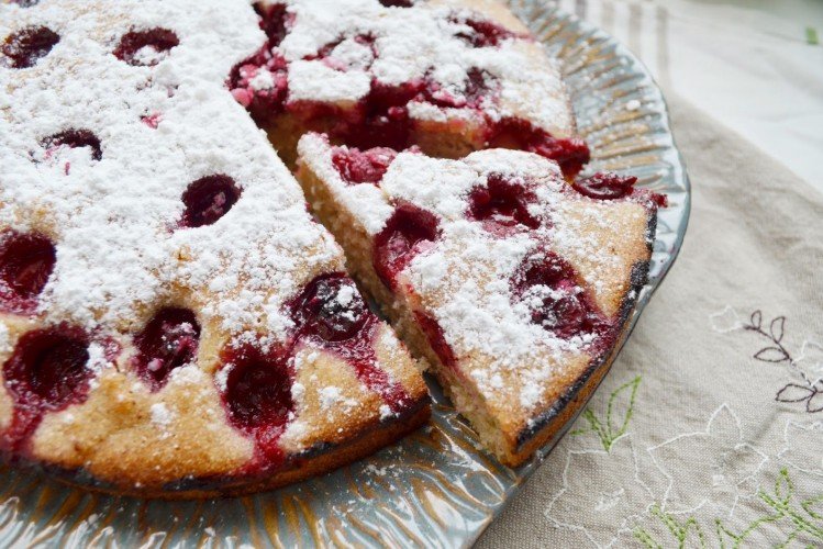 Пирог с ягодами и манкой