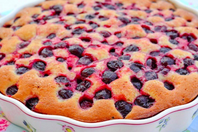 Пирог на молоке с ягодами