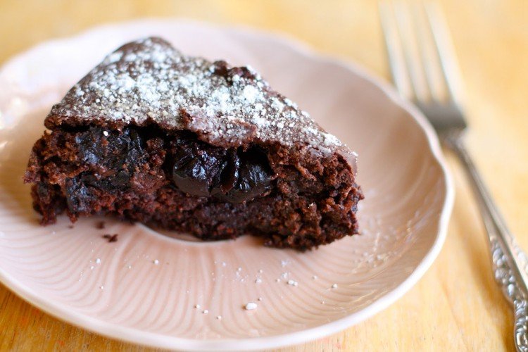 Шоколадный пирог с ягодами