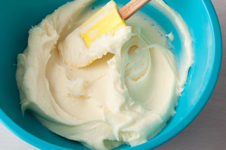 Творожный крем со сливочным маслом и цедрой