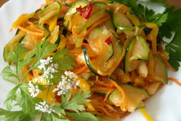 Кабачки по-корейски с кунжутом