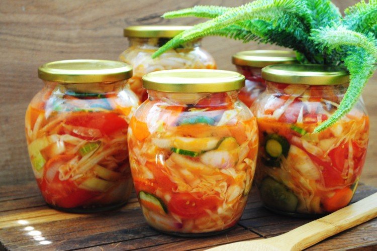 Овощной салат с помидорами на зиму