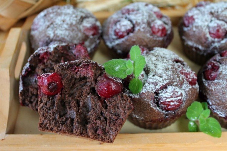 Шоколадные маффины с вишней