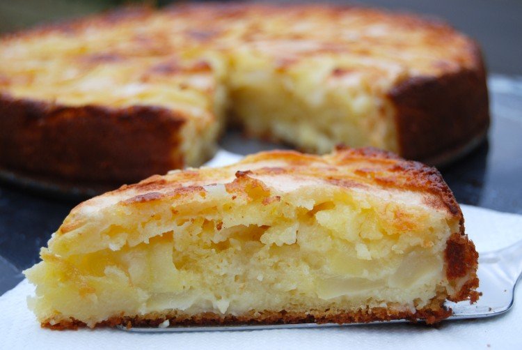 Шарлотка с творогом и яблоками