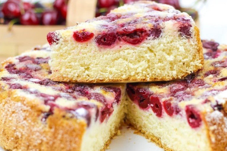 Шарлотка с вишней в мультиварке