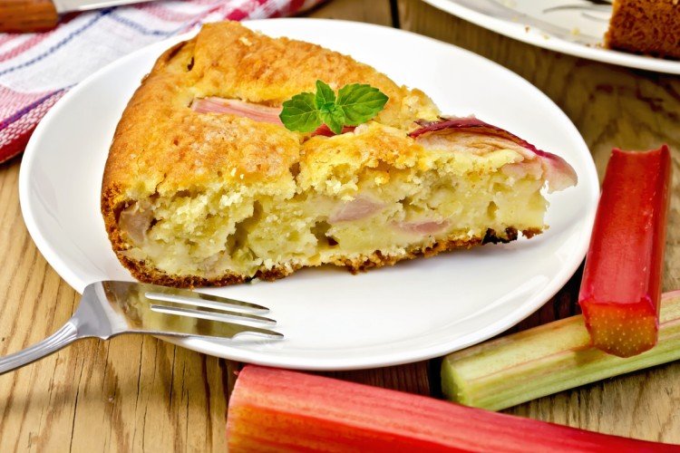 Шарлотка с ревенем