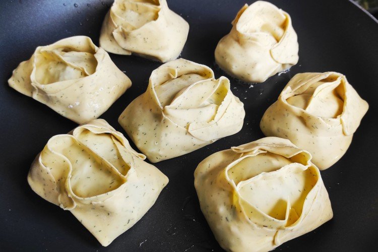 Тесто на манты с зеленью