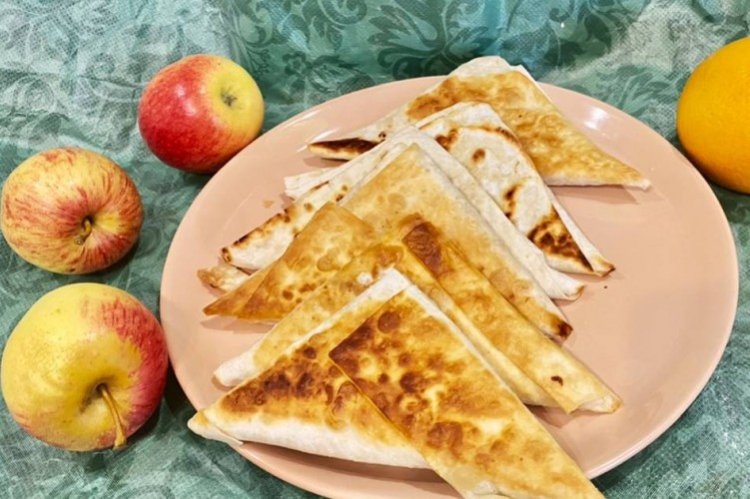 Рулетики из лаваша с яблоком