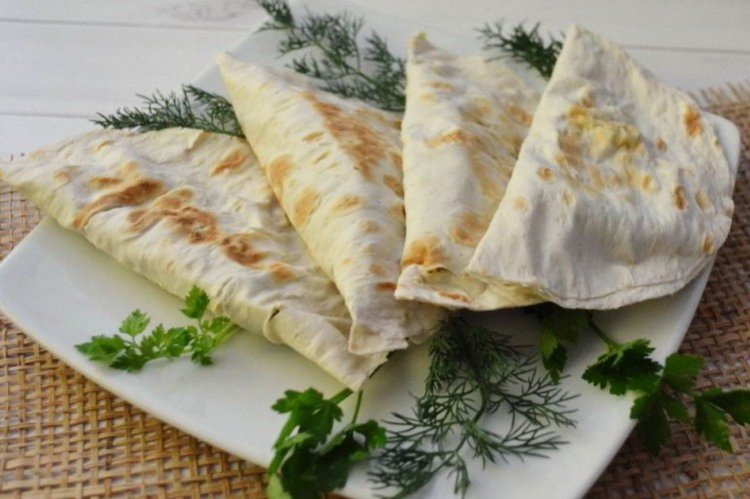 Завтрак из лаваша, яиц и колбасы