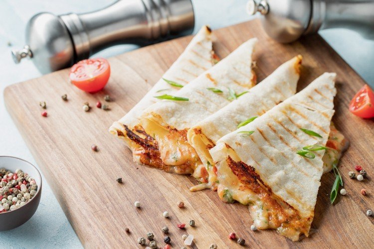 Завтрак из лаваша с моцареллой и базиликом