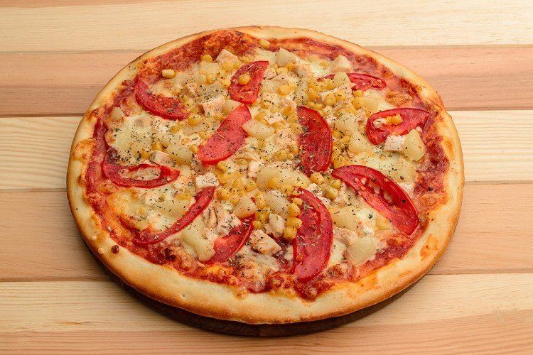 Пицца с ананасами и помидорами