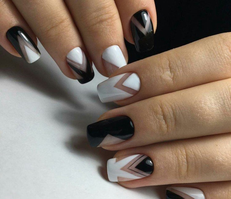 Маникюр «треугольники»