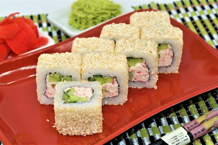 Роллы Калифорния в кунжуте