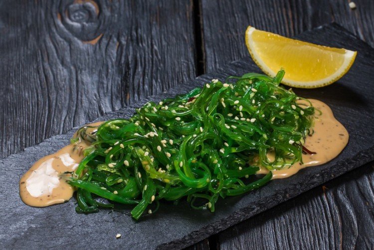 Салат Чука с ореховым соусом