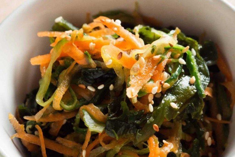 Салат Чука с кукурузой и зеленью