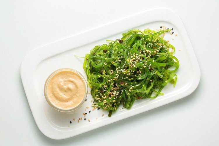 Салат Чука с лимонным соком