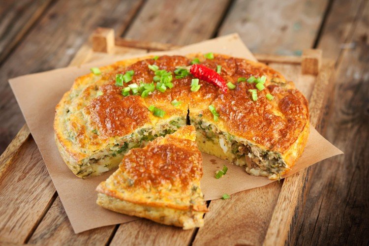 Заливной пирог с рыбными консервами на кефире