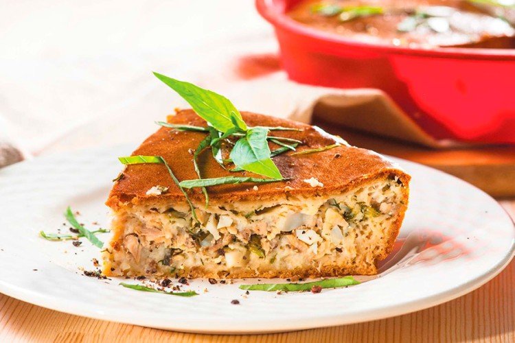 Заливной пирог с рыбными консервами и зеленью