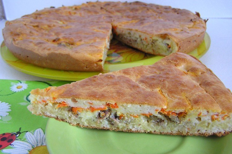 Заливной пирог с рыбными консервами и овощами