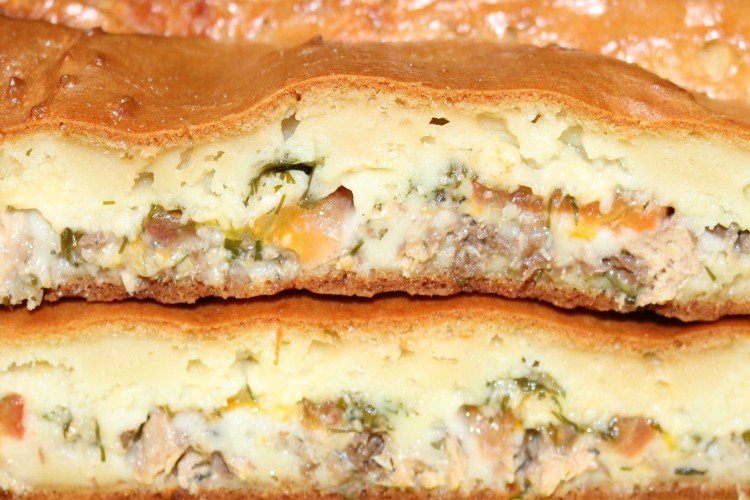 Заливной пирог с рыбными консервами и помидорами